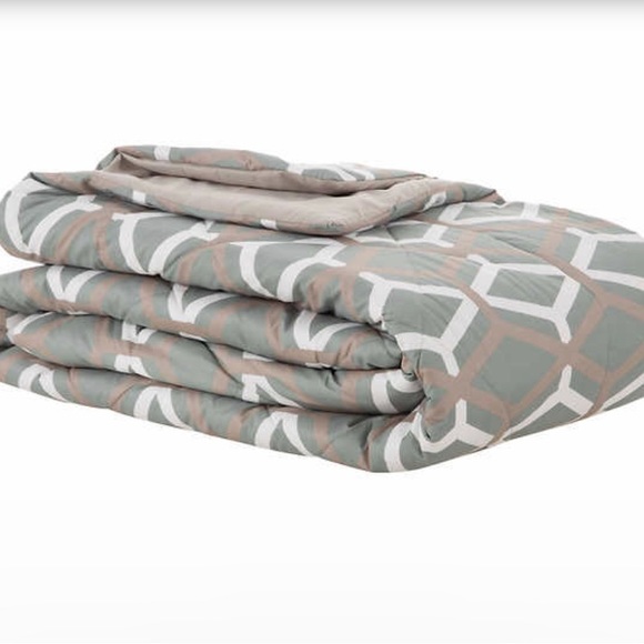 Berkshire Bedding Bershire Reversible Down Alternative Blanket By